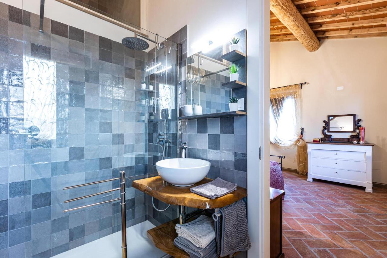 Appartamento In Casale Con Piscina Casa I Pavoni Chianni Luaran gambar