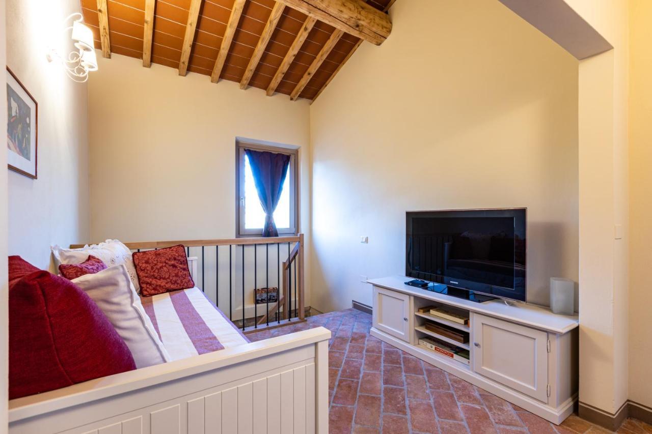 Appartamento In Casale Con Piscina Casa I Pavoni Chianni Luaran gambar