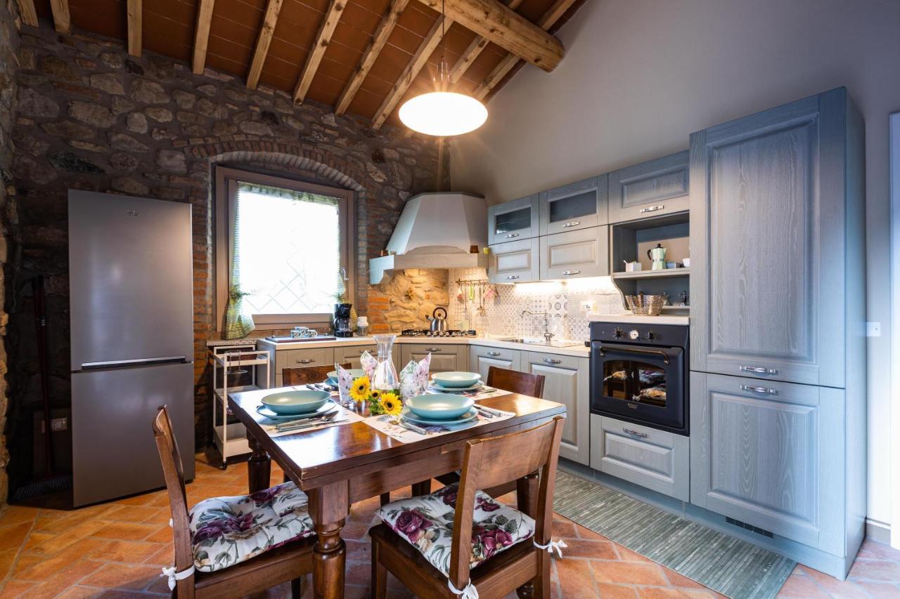 Appartamento In Casale Con Piscina Casa I Pavoni Chianni Luaran gambar